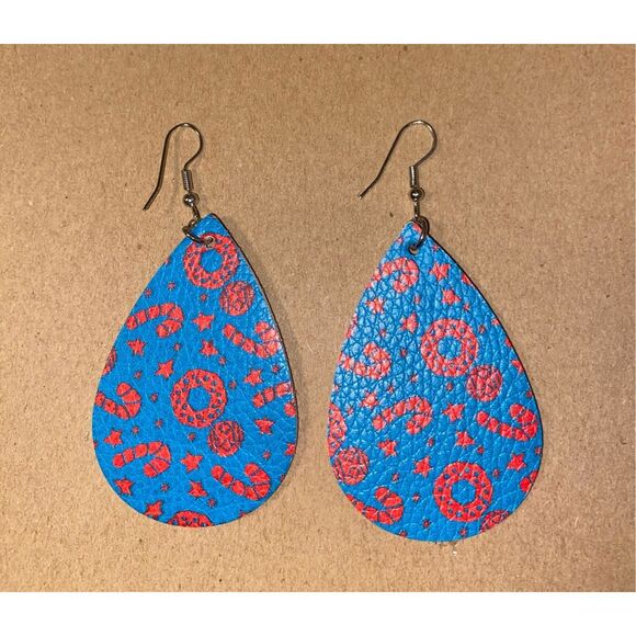 ☀️3/$12☀️ Christmas Wreath and Candy Cane Earrings - Picture 1 of 3
